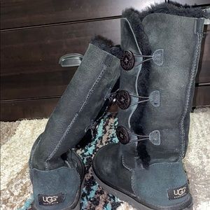 Black button up Ugg’s